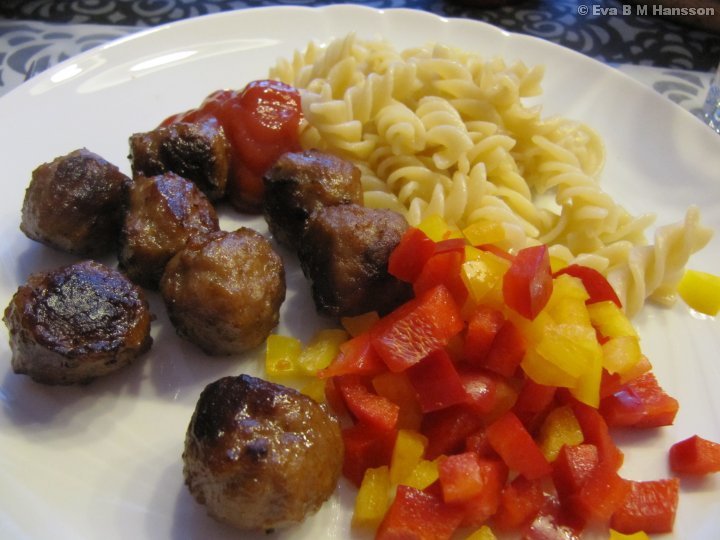 Köttbullar och pasta med tillbehör. Söderstaden kl 16:17 den 10 februari 2013.