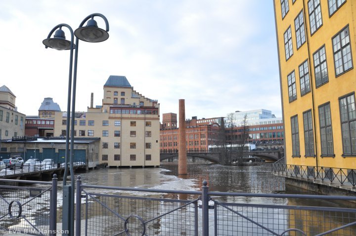 Ett lyktpar på Laxholmsbron intill strykjärnet (Arbetets museum). Norrköping kl 15:14 den 2 februari 2013.