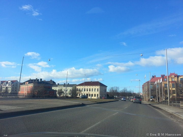På väg för att göra matinköp. Hamnbron i Norrköping kl 14:45 den 9 mars 2013.
