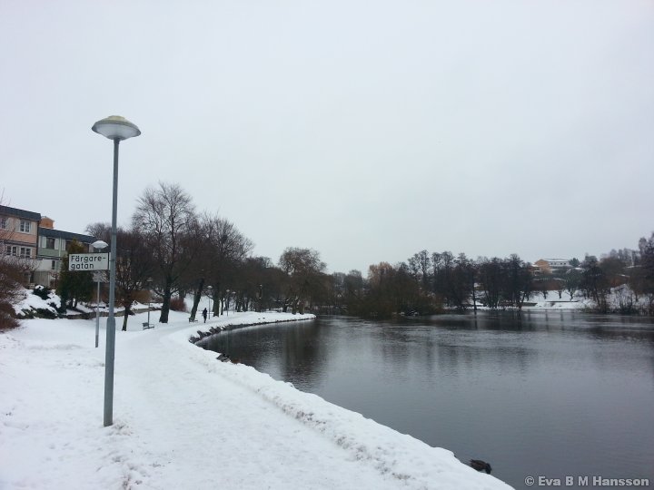 Lunchpromenad utmed gångstråket vid Stångån/Kinda kanal. Tannefors kl 13:19 den 18 februari 2013.