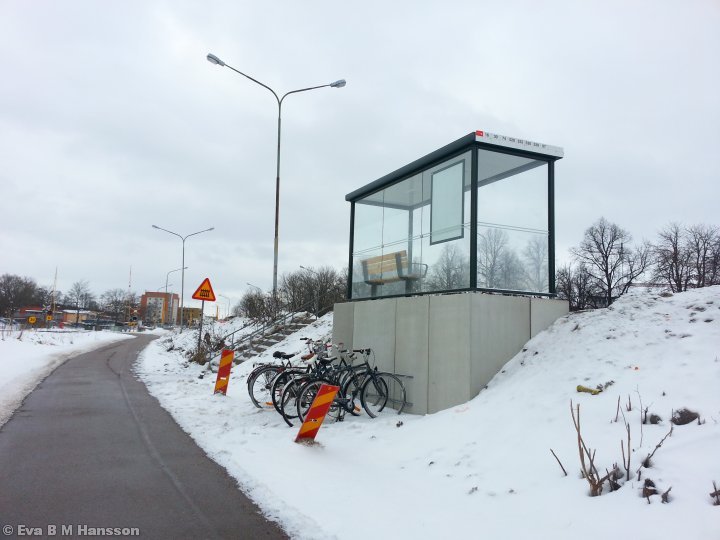 En ny upptäkt. Det står ett cykelställ nedanför busshållplatsen där jag kliver av varje morgon. Råberga bro kl 13:06 den 19 februari 2013.