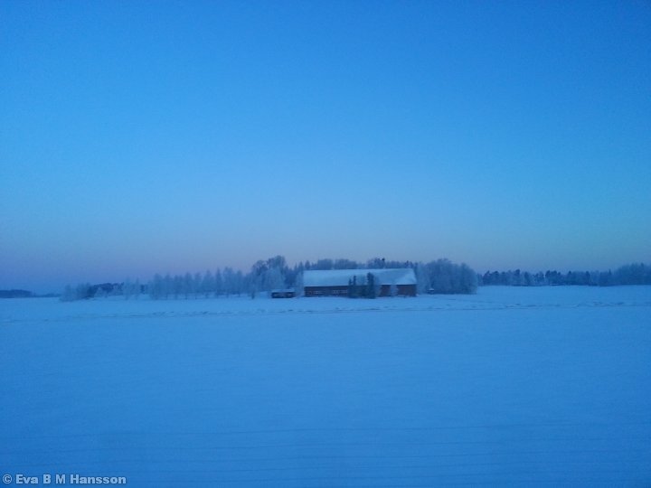 Kall morgon (-17 grader) med vy från E4:an. Kyrketorp, Rystad, kl 06:17 den 14 mars 2013.