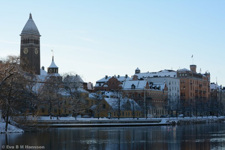 Rådhuset med Gull-Olle i toppen och Motala ström.