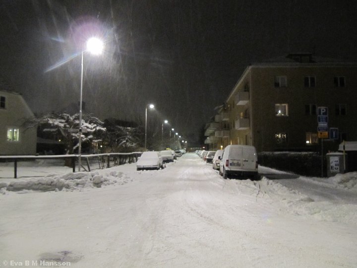 Snöig gata. Söderstaden kl 17:46 den 2 februari 2015.