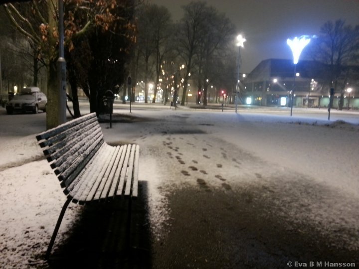 Bakslag med nyfallen snö. Kristinaplatsen i Norrköping kl 05:29 den 3 mars 2015.