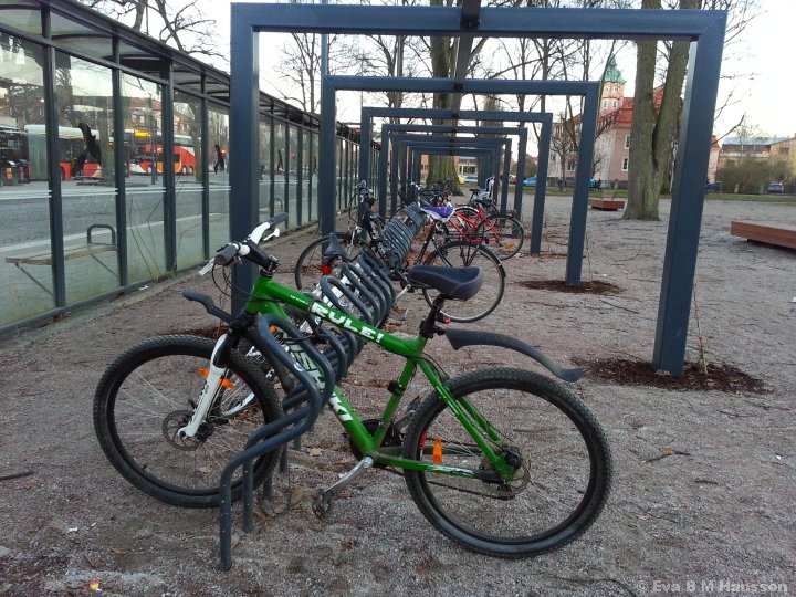 Cykelparkering. Söder Tull kl 17:41 den 9 mars 2015.