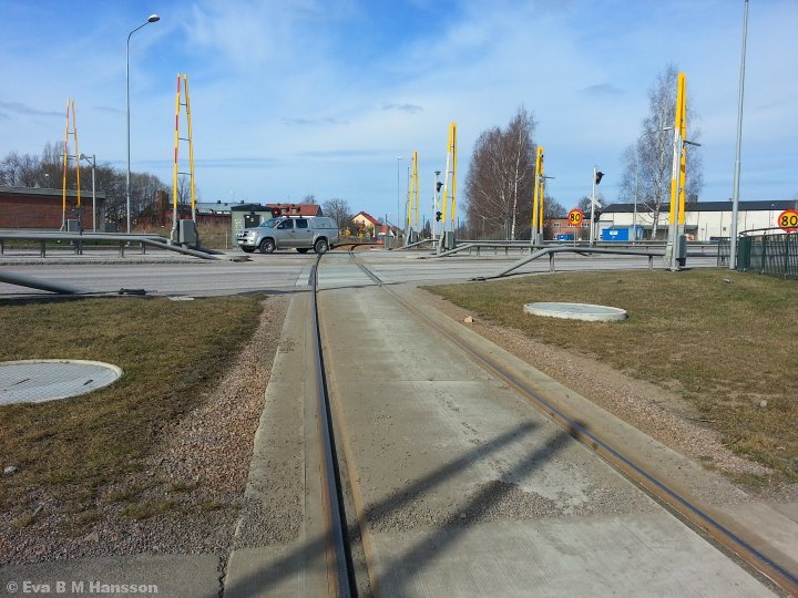 Järnvägsövergången på Östra länken. Tannefors kl 12:35 den 25 mars 2015.