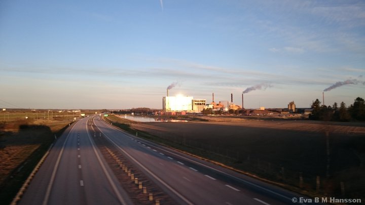 Passerar över E4:an. Linköping kl 06:16 den 14 april 2015.